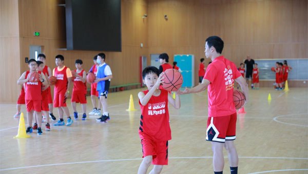 业余篮球爱好者在哪里可以找到表演赛资源_2